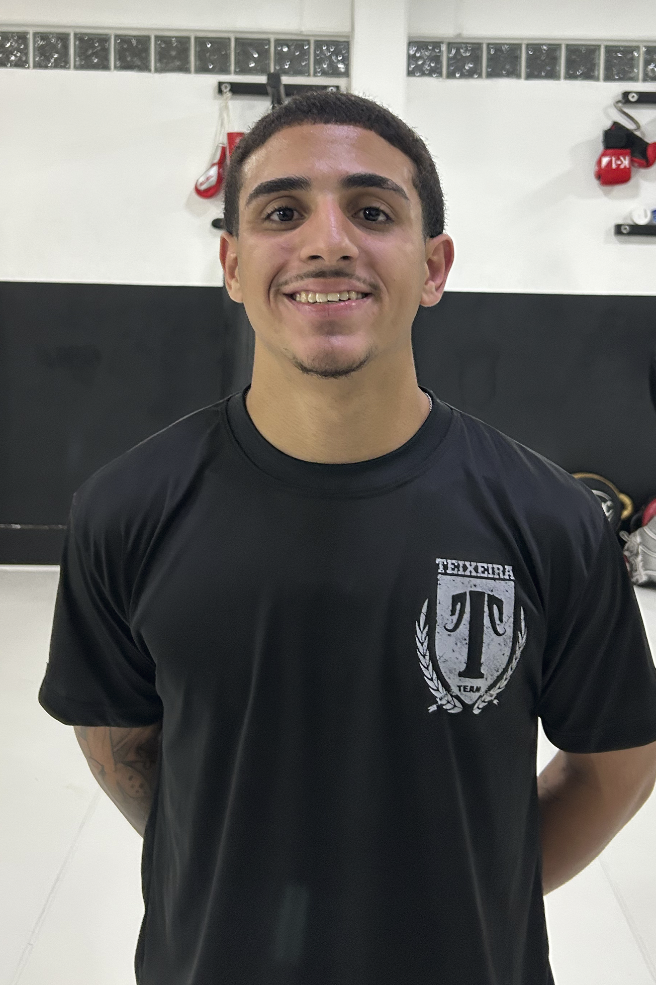 Professor Guilherme Bernardo, especialista em Muay Thai e Kickboxing para crianças na Teixeira Team